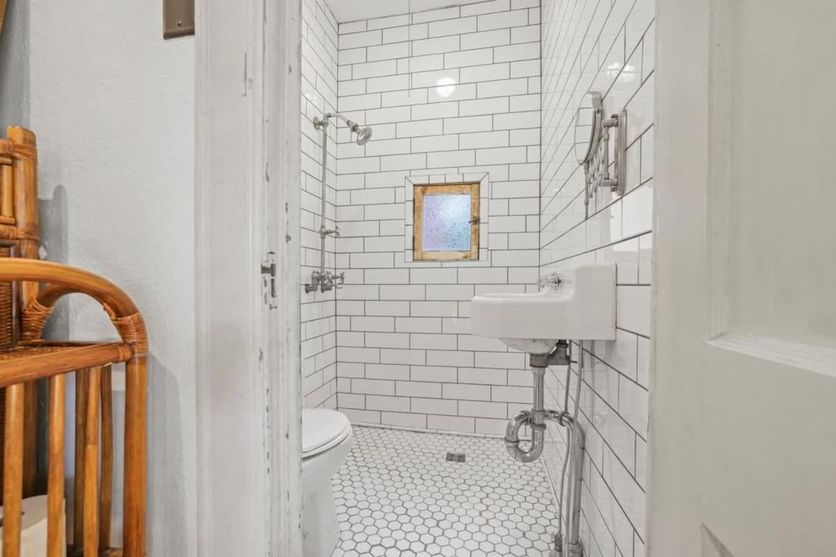 The Urban Oasis - 2 Bedroom - Great Location Apartment