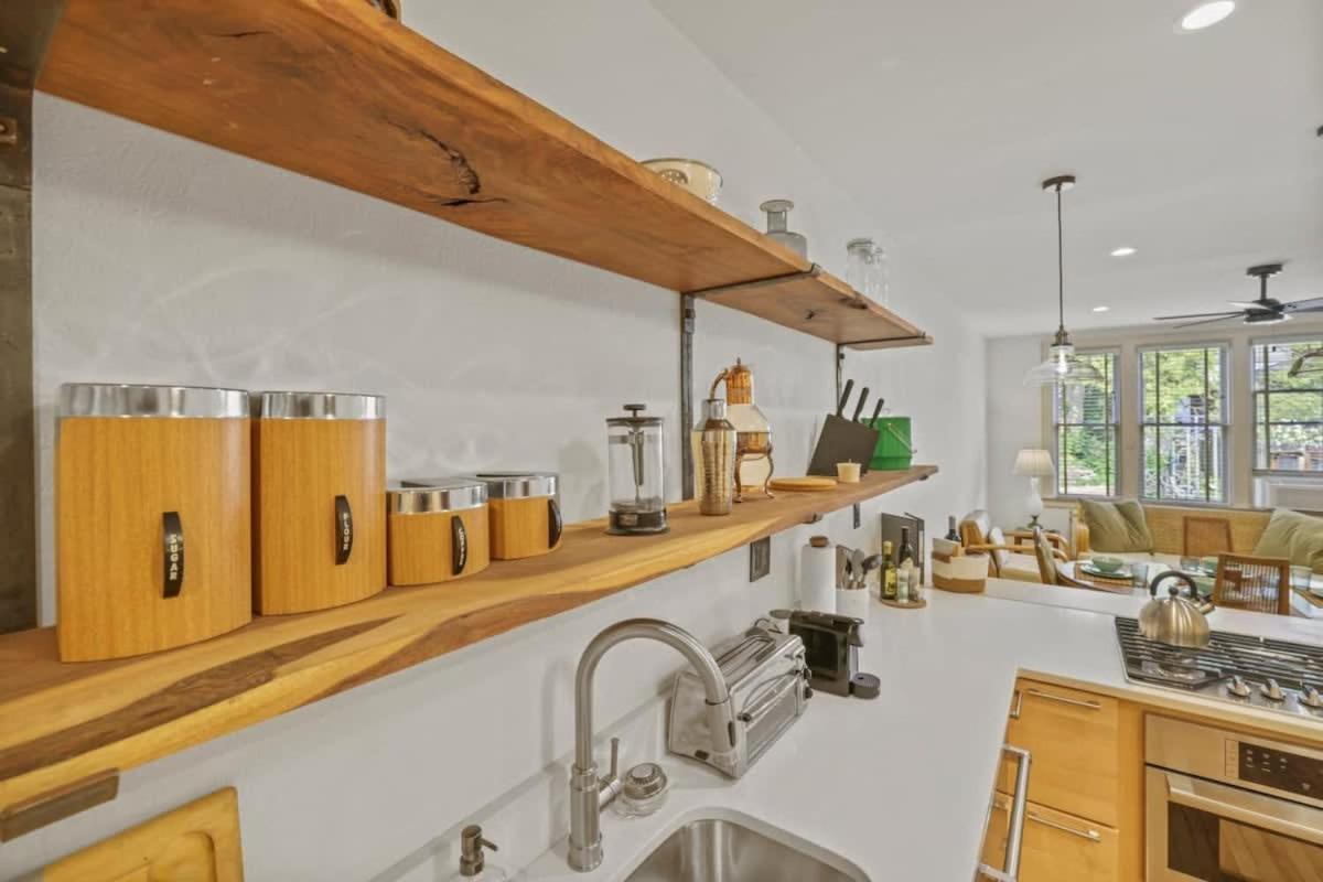 The Urban Oasis - 2 Bedroom - Great Location *