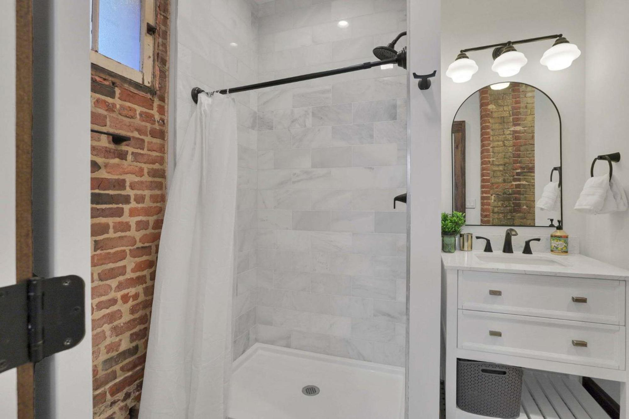 The Urban Oasis - 2 Bedroom - Great Location *