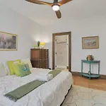 The Urban Oasis - 2 Bedroom - Great Location