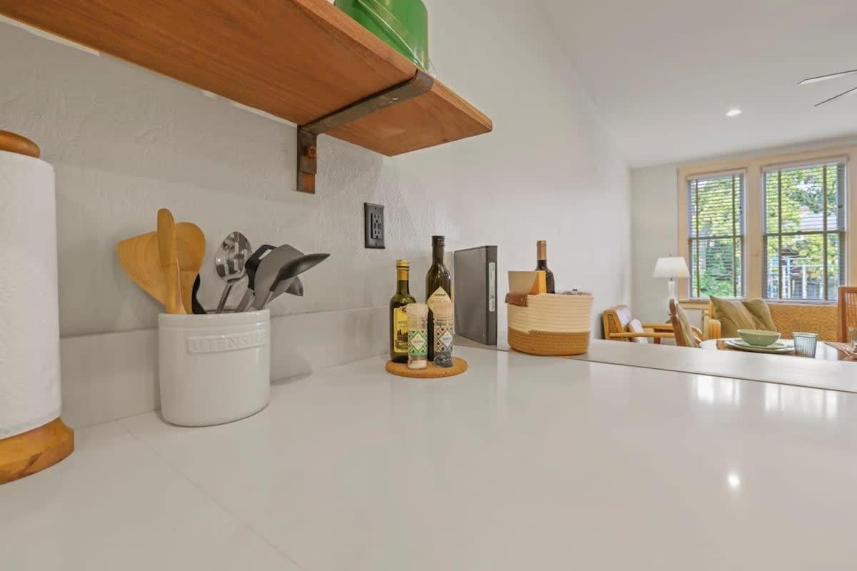 The Urban Oasis - 2 Bedroom - Great Location Apartment *