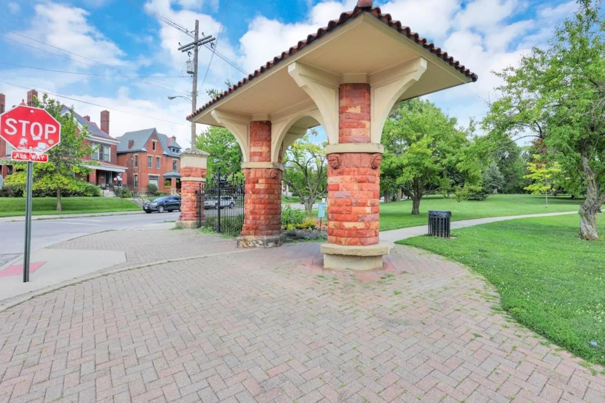 The Urban Oasis - 2 Bedroom - Great Location Apartment *