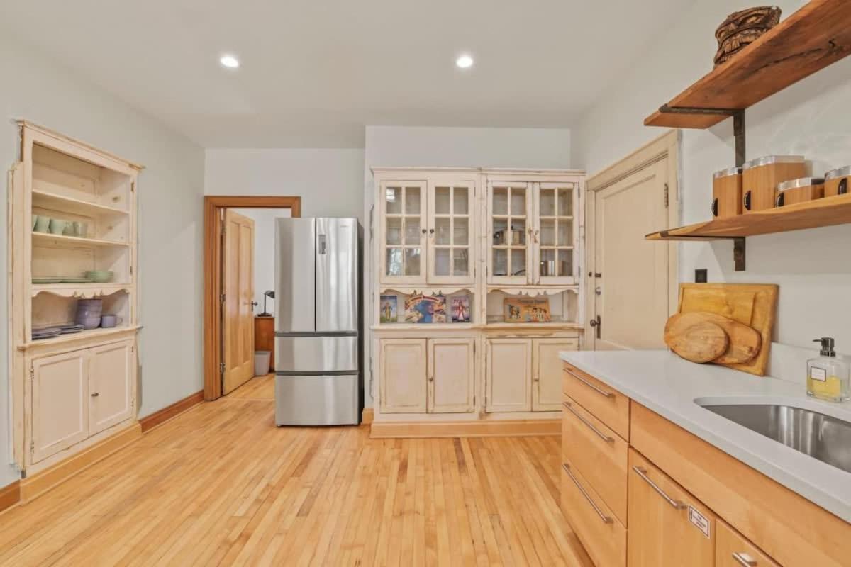 The Urban Oasis - 2 Bedroom - Great Location Apartment *