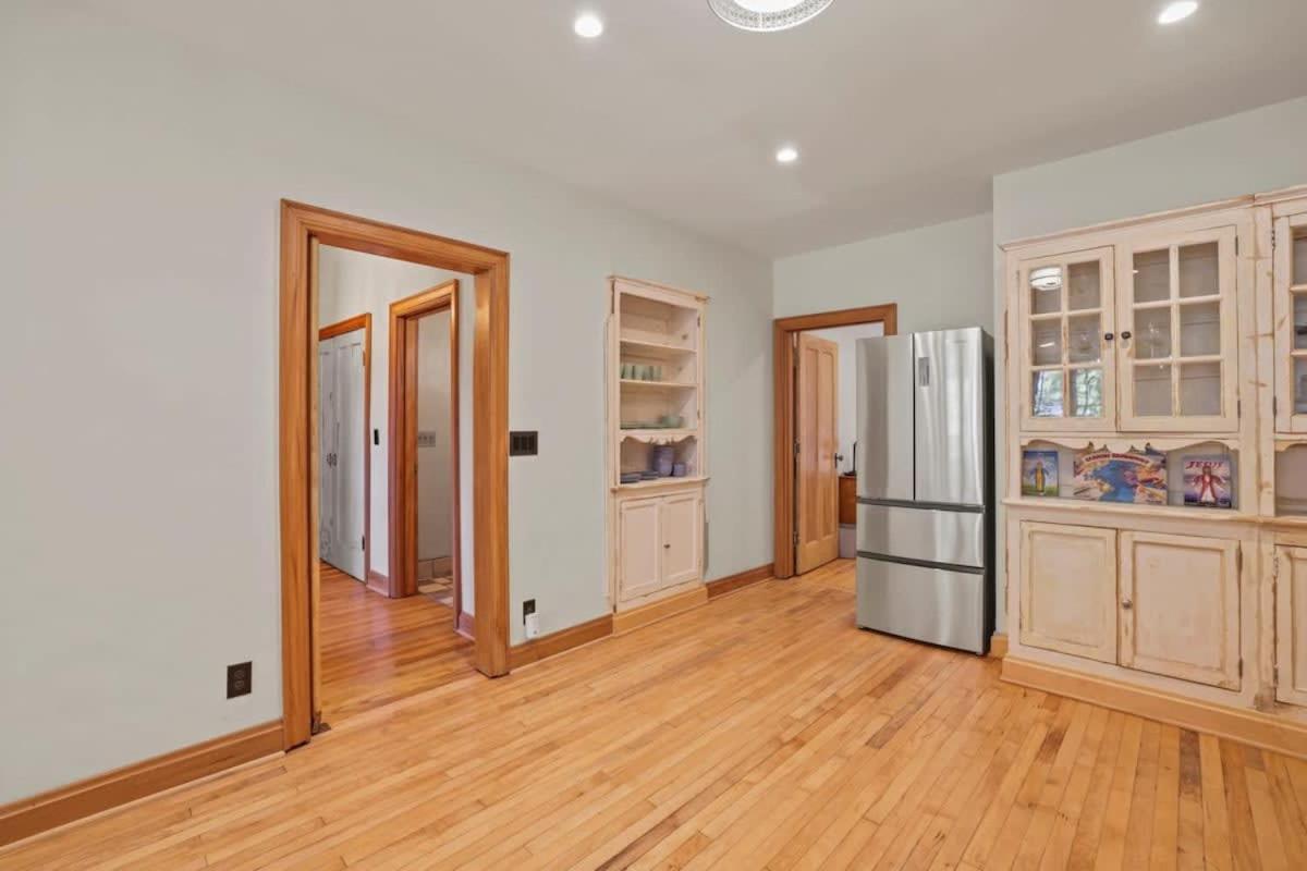 The Urban Oasis - 2 Bedroom - Great Location Apartment *