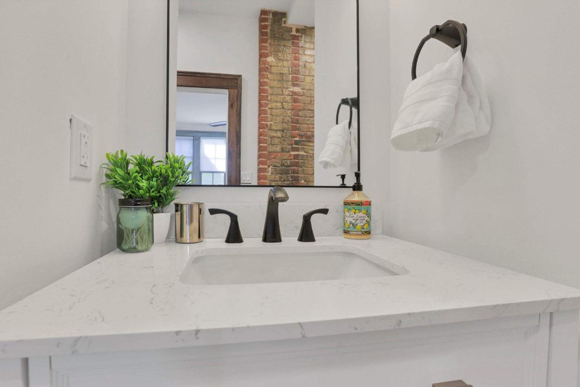 The Urban Oasis - 2 Bedroom - Great Location Apartment