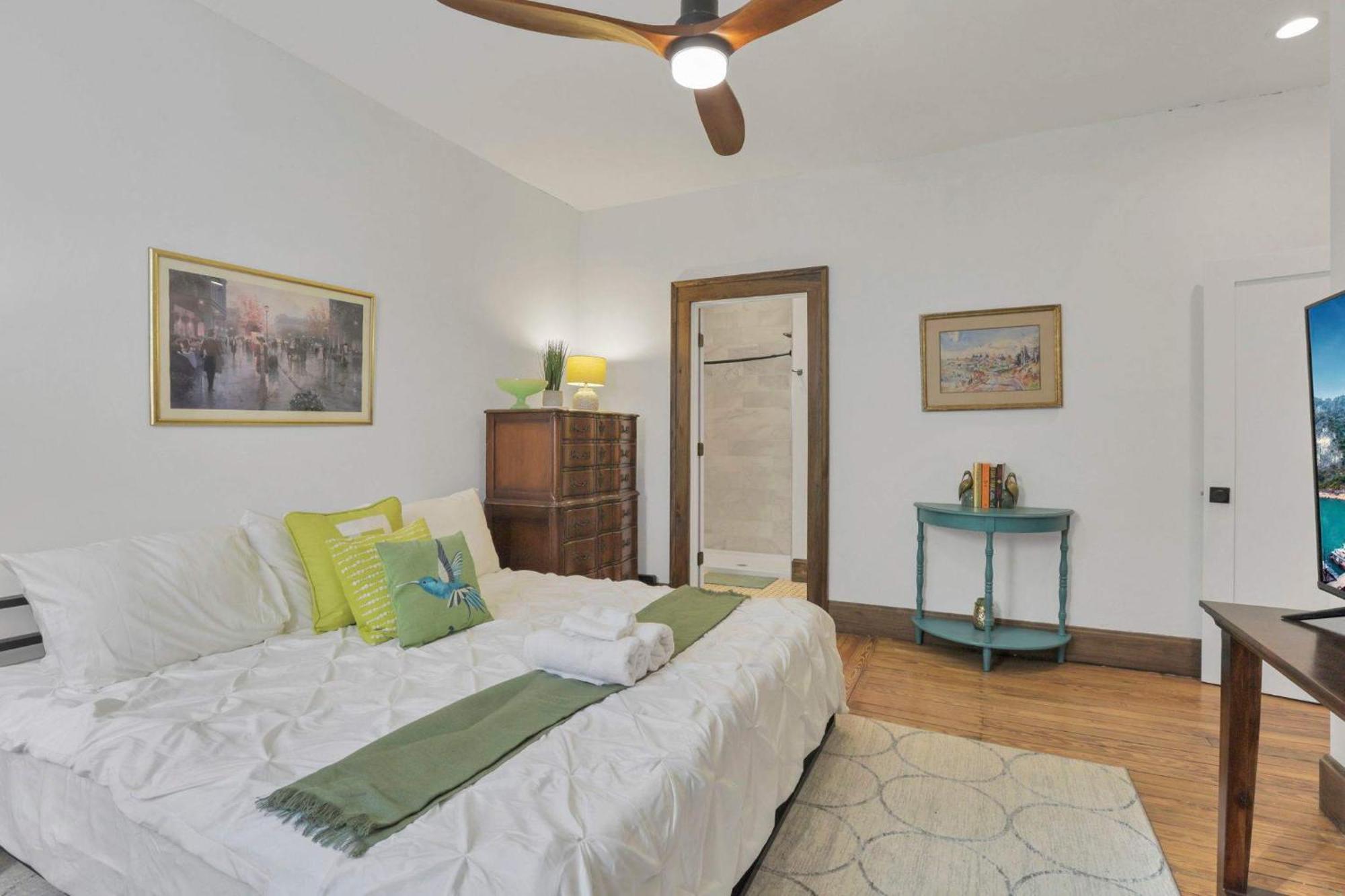 Apartment The Urban Oasis - 2 Bedroom - Great Location